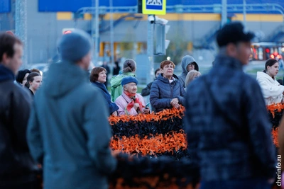 В Череповце из 500 свечей выложили огненную картину войны