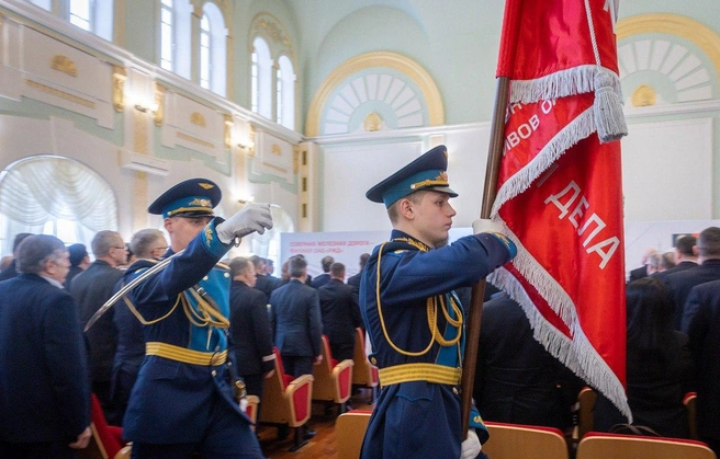 Коллективу Северной магистрали вручили переходящее знамя РЖД | Источник: пресс-служба СЖД