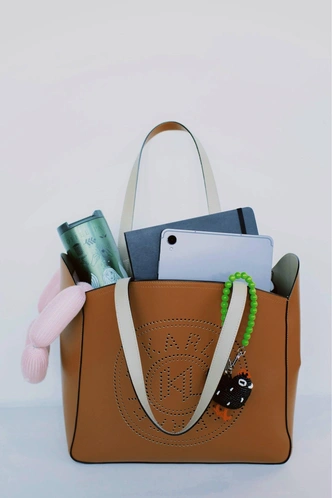 Что в сумке нашего продюсера: модные туфли, функциональные гаджеты и даже отвертка Что в сумке нашего продюсера: модные туфли, функциональные гаджеты и даже отвертка