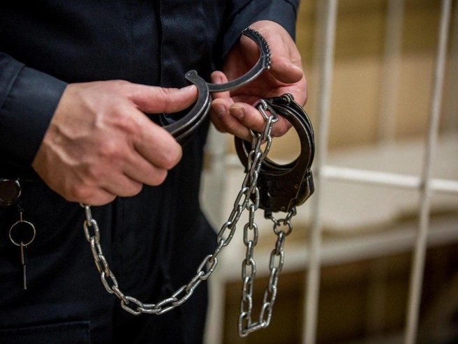 Подозреваемого задержали сотрудники уголовного розыска. | Источник: Александр Ощепков / NGS.RU