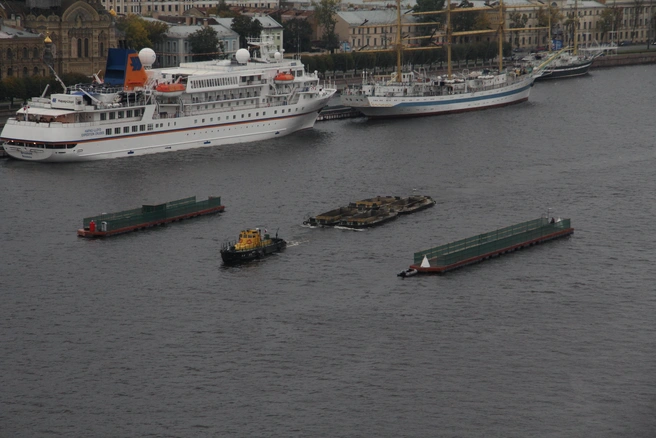 Полиция Финляндии арестовала двух человек с судна Fitburg | Источник: Михаил Огнев / FONTANKA.RU