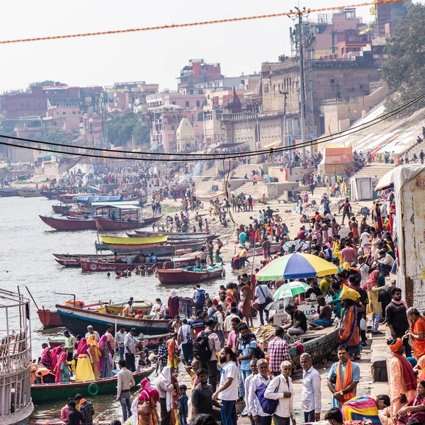 Главные гости и хозяева фестиваля — это садху, йоги, аскеты, гуру и святые, которые приходят из своих Гималайских пещер и ашрамов, что бы омыться в Сангаме, где в определенные дни проявится нектар бессмертия, что сулит очищению грехов за много жизней. | Источник: личный архив Ильи Морозова