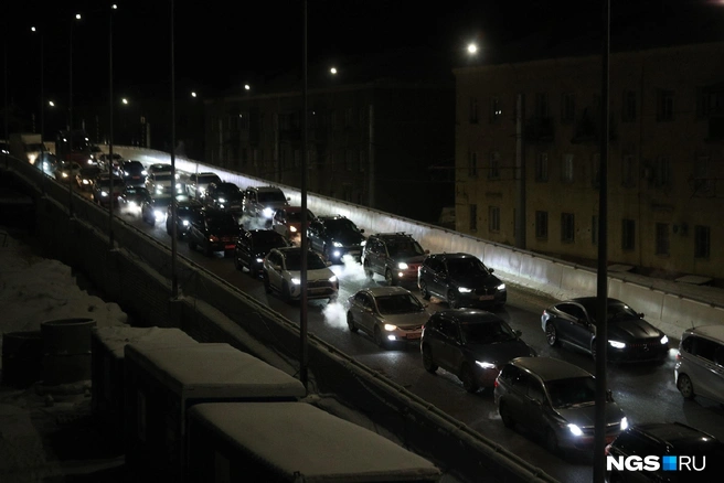Возможно, после открытия новых развязок, водители смогут беспрепятственно передвигаться по этому участку | Источник: Андрей Бортко / NGS.RU