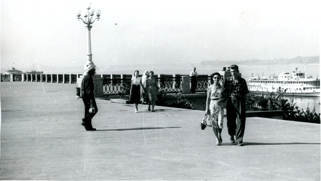 А как вы любите гулять по набережной: с друзьями, второй половинкой или в одиночестве? | Источник: фотофонд Самарского областного государственного архива социально-политической истории
