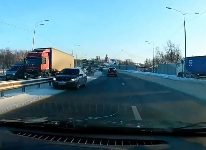 В Рязани засняли, как легковой автомобиль едет по встречке вплотную к разделителю | ya62.ru