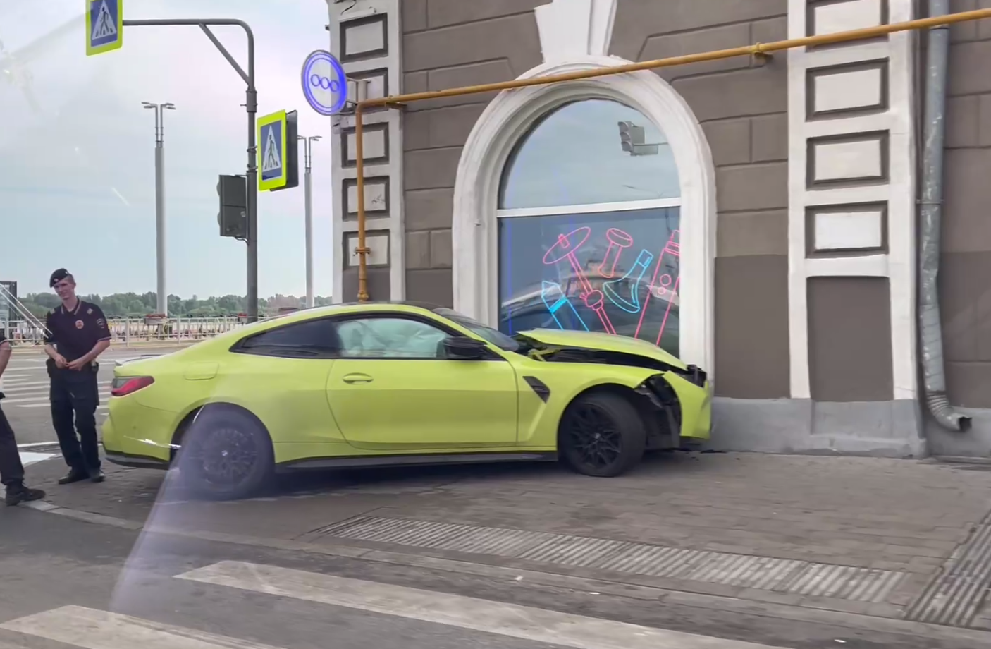 Кислотная BMW влетела в дом в центре Нижнего Новгорода — видео с места ДТП