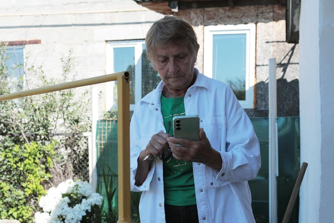 Лариса Романова, чтобы в доме не было сырости, расставляет по углам мешки с негашеной известью | Источник: Андрей Бортко / NGS.RU