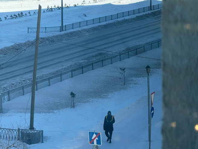 На некоторых участках снег не достигал тротуаров, но были и случаи загрязнения. | Источник: читательница E1.RU