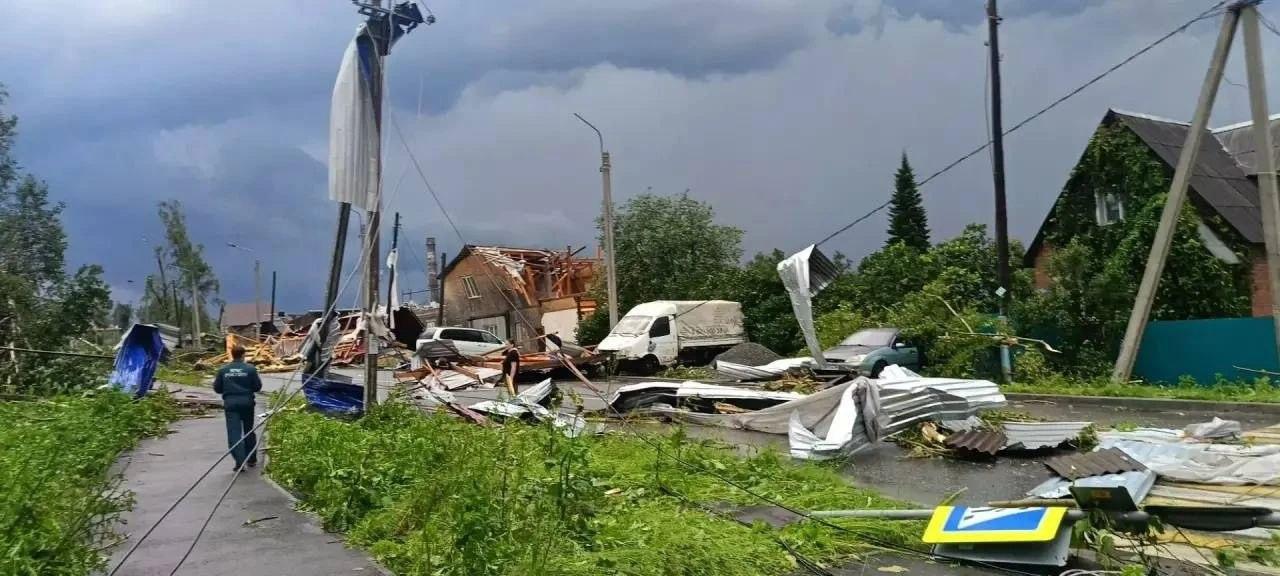 На Урале ликвидируют последствия мощного торнадо, есть пострадавшие — кадры с места ЧП