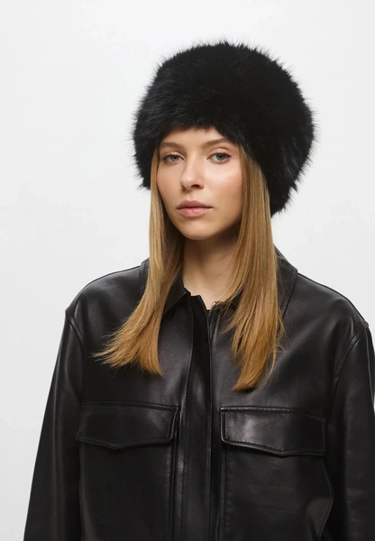 Меховые жилетки снова в тренде, но не те, что мы любили в нулевых Меховые жилетки снова в тренде, но не те, что мы любили в нулевых