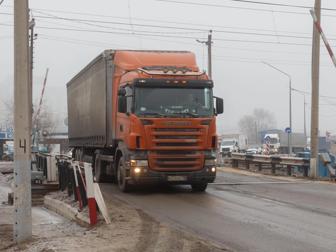 Грузовые автомобили могут быть перенаправлены на недостроенный объездной путь вокруг Волгограда. | Источник: Алексей Волхонский / V1.RU