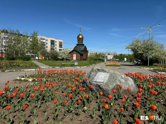 В центре парка стоит камень, под которым находится земля с могилы Акинфия Демидова | Источник: Анастасия Баранова / E1.RU