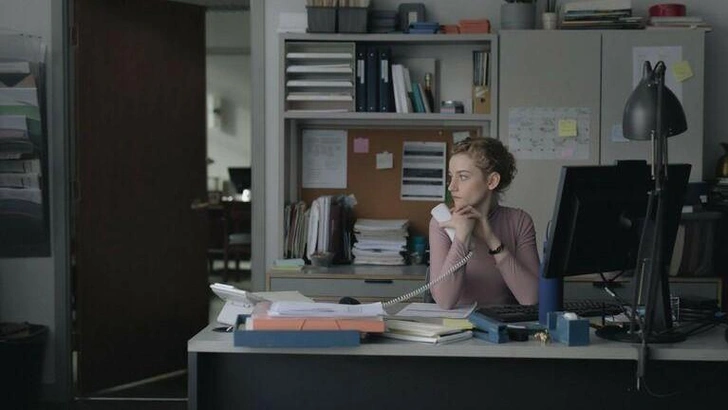 Что делать, если начальник проявляет признаки харассмента? | Источник: Кадр из фильма «Ассистентка» (2019 год)