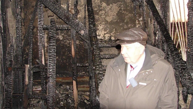 Отец Илдара Нафикова на месте пожара | Источник: Общественная организация «Международный стандарт»