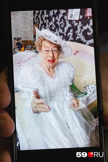 Она сыграла роль подсадной невесты на свадьбе старшей дочери | Источник: Тимофей Калмаков / 59.RU, архив семьи Коняевых