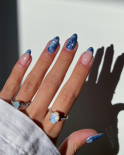 Синий маникюр со снежинками — идея блестящего дизайна ногтей на Новый год 2023