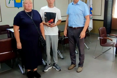 Глава района вручил ключи от дома детям-сиротам