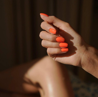 10 лаков для ногтей, которые будут в моде весной 2023: от пурпурного до абрикосового