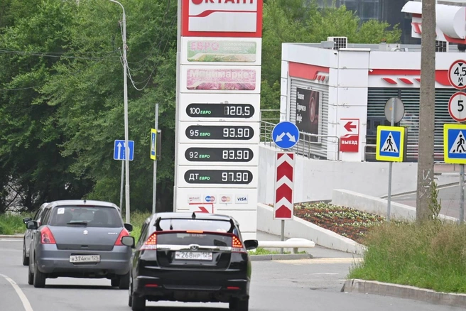 Стоимость сотого бензина перевалила за 120 рублей за литр | Источник: Елена Буйвол / VLADIVOSTOK1.RU
