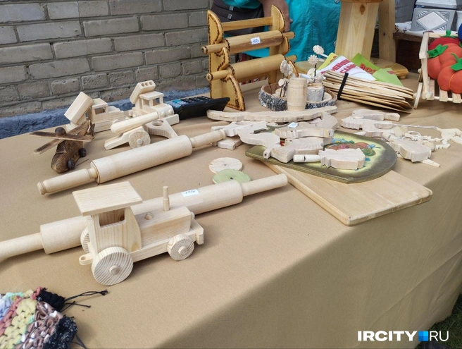 Посмотрите, какие потрясающие игрушки из дерева! Нас больше всего покорили «Катюша», вертолет и трактор | Источник: Алина Климова