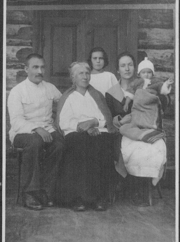 Якимова-Диковская с семьей сына на курорте «Озеро Тагарское», 1926 год | Источник: Госкаталог.рф / Государственный музей истории Санкт-Петербурга
