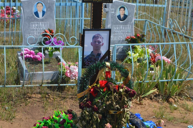 15-летнего Семена похоронили рядом с родственниками. Он погиб после погрузки опасных пестицидов | Источник: Сергей Петунин / 164.RU