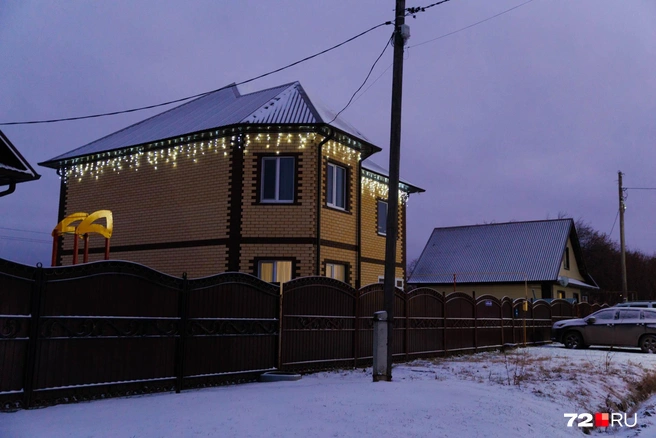 Украшенные крыши или фасады частных домов в преддверии главного праздника года поднимают настроение всем окружающим | Источник: Ирина Шарова / 72.RU