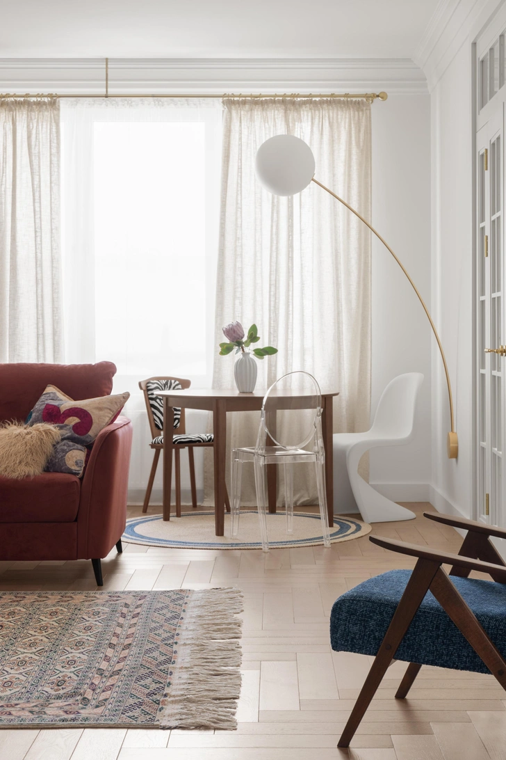 Стулья, Kartell, Panton. Диван, Askona. Ковер, Tumar Carpets. | Источник: Роман Якунин и София Кленова. Стиль: Евгения Мараськова-Григорянц
