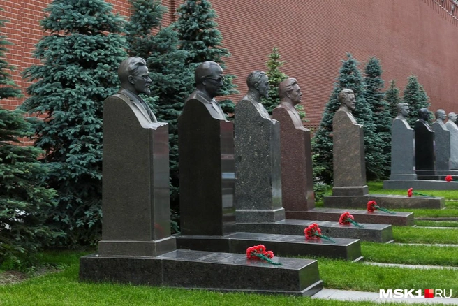 Юрия Андропова похоронили в феврале 1984 года, его памятник (второй слева на фото) оформили в темном, почти черном камне | Источник: Артём Устюжанин / MSK1.RU