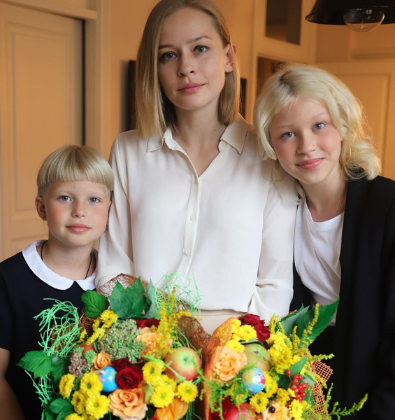 Юлия Пересильд пришла на премьеру фильма «Вызов» с дочками от Алексея Учителя