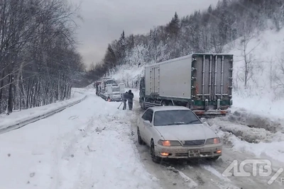 Автобус застрял в снегу на перевале Сахалина