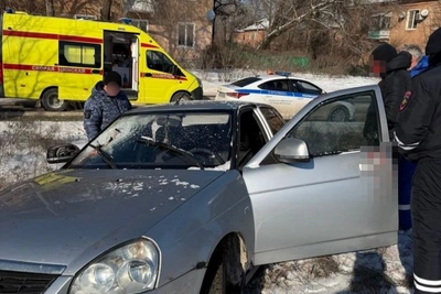 Приора врезалась в столб у отдела полиции в Волгограде