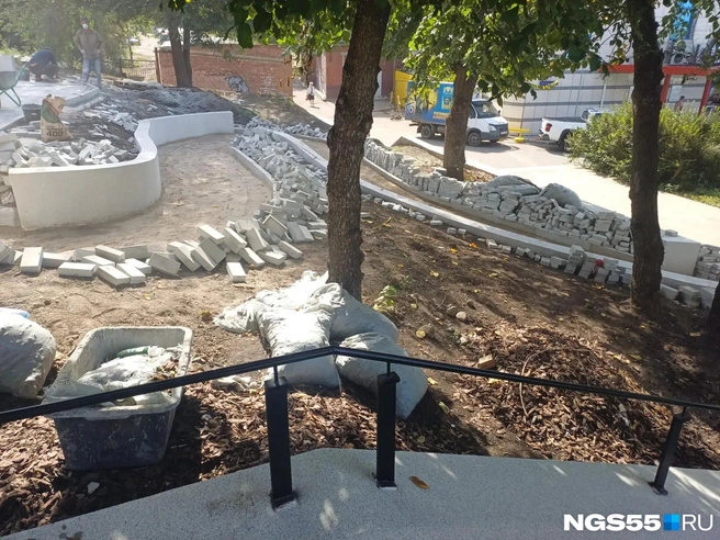 Рабочих заставили переделывать плитку | Источник: Читатель NGS55.RU