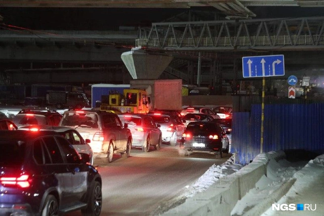 Бороться с пробками из-за открытия четвертого моста уже начали на правом берегу  | Источник: Андрей Бортко / NGS.RU