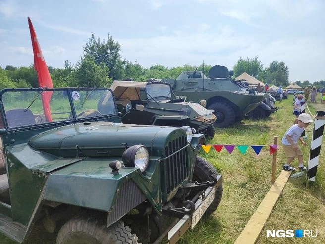 На фестивале работает выставка военной техники | Источник: Александра Бруня / NGS.RU