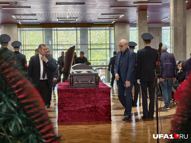 Пришедшие по очереди прощаются | Источник: Булат Салихов / UFA1.RU