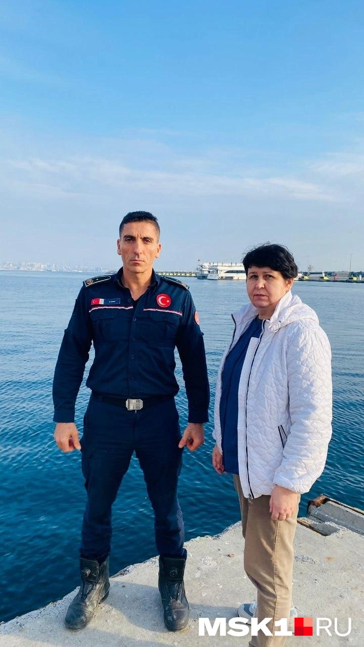 Галина Свечникова с сотрудником турецких правоохранительных органов | Источник: MSK1.RU