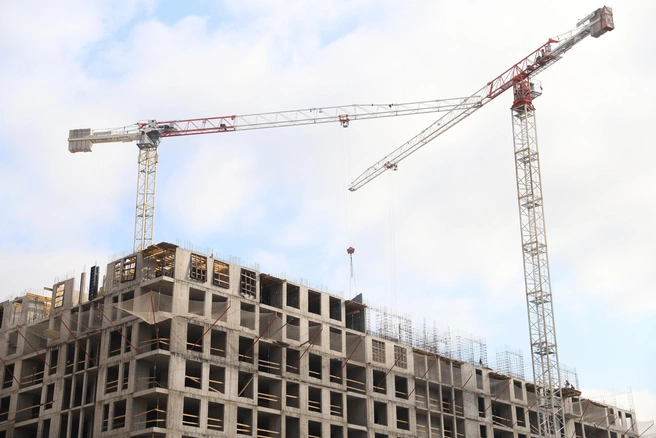 Рассматриваются механизмы компенсации предприятиям затрат на строительство жилья для сотрудников, что может помочь тысячам рабочих семей | 142.ru