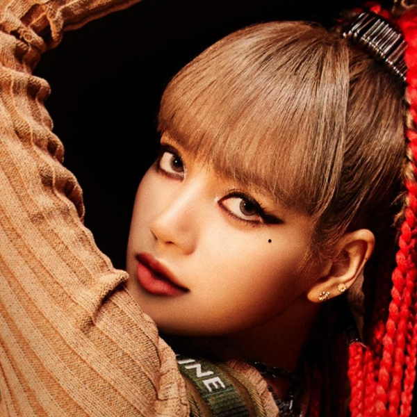 Лиса из BLACKPINK показала честную реакцию на продление контракта с YG Entertainment
