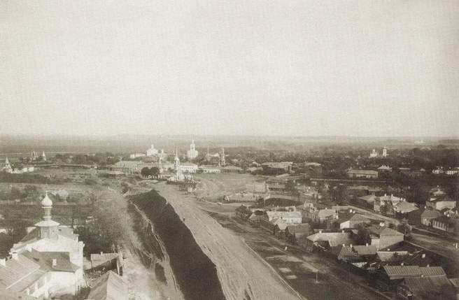 1904 год, снимок с Соборной колокольни, на котором видны Кремлевский вал, постройки Спасского монастыря и жилые застройки. Тогда архитектура была деревянной | Источник: Коллекция Льва Димперана