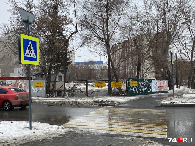 Во-вторых, выезд со стройплощадки сделали прямо на пешеходный переход | Источник: Виталий Гущинский