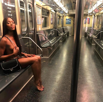 <p>Наоми Кэмпбелл сфотографировалась обнаженной в метро</p>