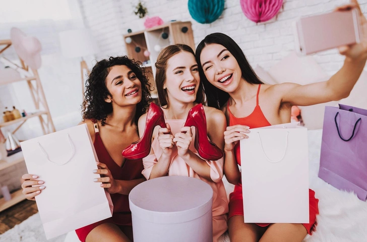 Стильные подарки на 8 марта, которые понравятся каждой — берите на заметку