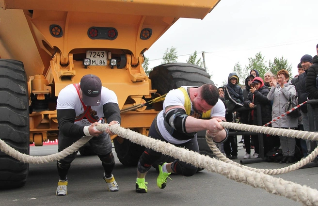 Александр Абдурахманов (справа) и Александр Зинец (слева) | Источник: пресс-служба главы города Лянтора