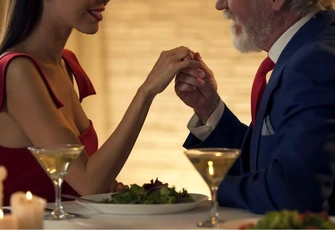 «Хочу построить семью с мужчиной, который старше на 14 лет, но боюсь косых взглядов и осуждения»