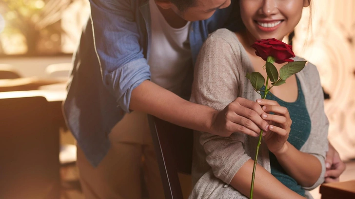 Дарить ли девушкам цветы: статья для мужчин | Источник: Dragon Images/Shutterstock/Fotodom.ru