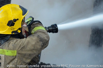 В Елизово огонь уничтожил деревянный дом со складами и баней