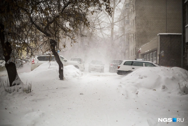 Расчищать дорожки должны даже в выходные и праздники | Источник: Густаво Зырянов / NGS.RU