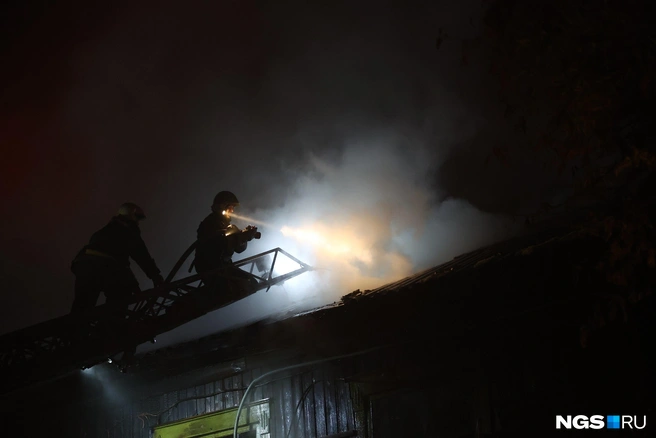 Возгорание началось около 23:50 | Источник: Александр Ощепков / NGS.RU