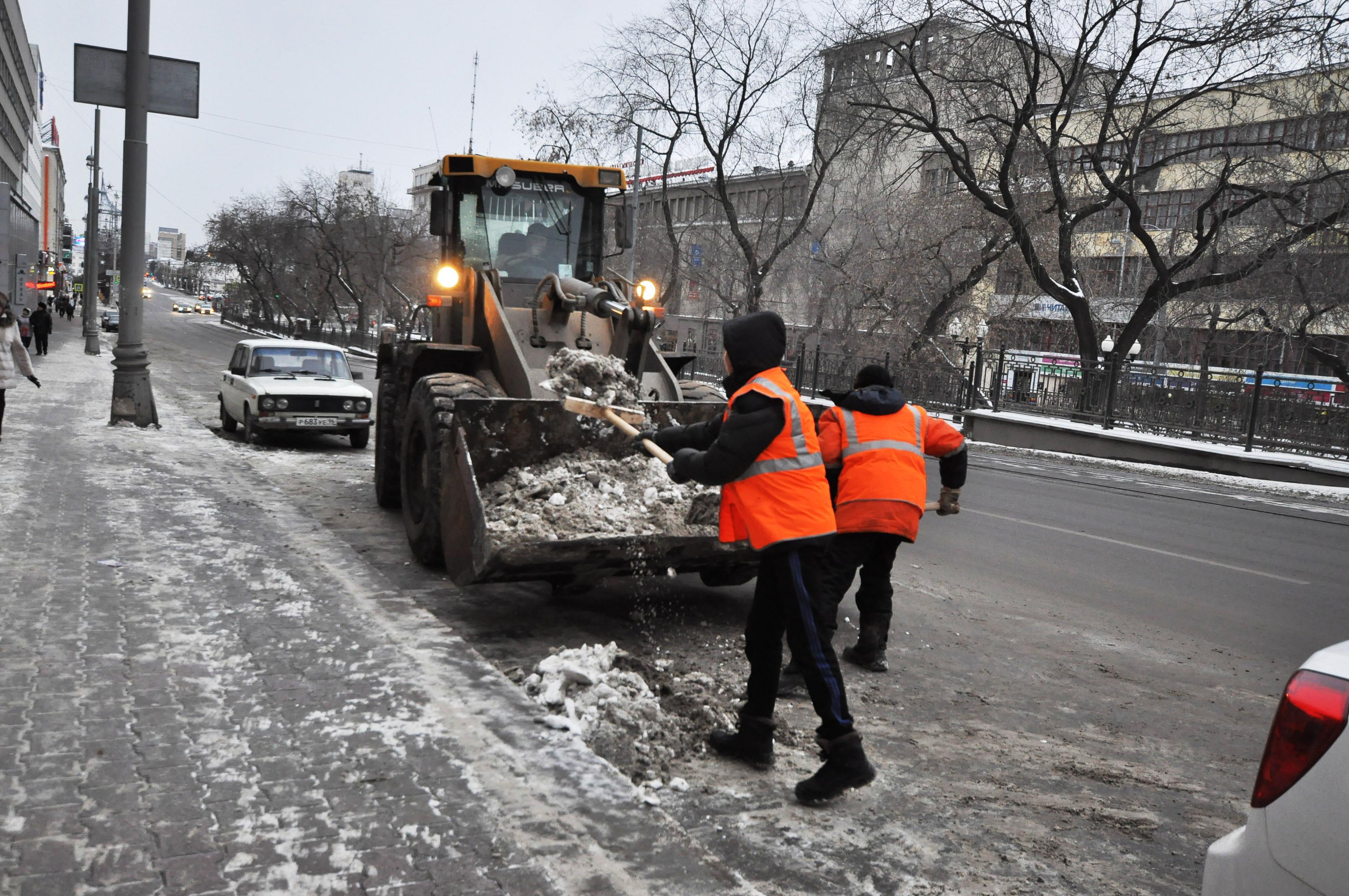 «Настроение сразу повысилось». В Екатеринбурге уборщикам снега увеличили зарплату перед зимой